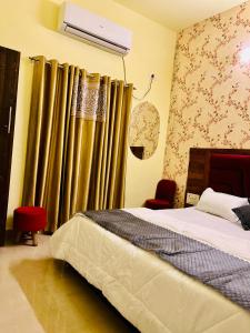 Voodi või voodid majutusasutuse Heaven hills resort Pushkar toas