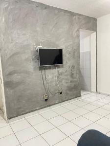 a wall with a flat screen tv on a wall at Central Park in Feira de Santana
