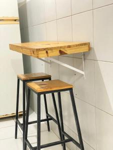 a table and two stools in a room at Central Park in Feira de Santana