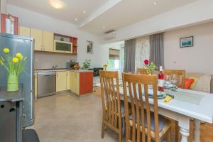 een keuken en woonkamer met een tafel en stoelen bij Apartment Green view in Slime