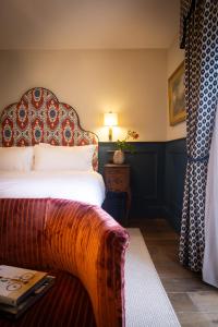 Postel nebo postele na pokoji v ubytování The Hatmaker Boutique Hotel