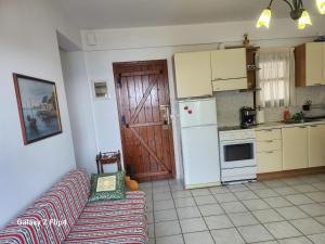 アギオス・イオアニス・ペリオンにあるAgios Ioannis apartmentのソファとキッチンのあるリビングルーム