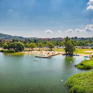 an aerial view of a lake with people in a park at Przytulne Studio Góry Sowie in Bielawa