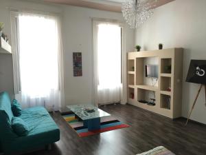 uma sala de estar com um sofá e uma mesa de centro em Budget Apartment by Hi5-Kiraly 99 em Budapeste
