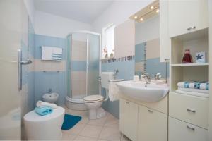ein Badezimmer mit Waschbecken, Toilette und Dusche in der Unterkunft Gianna Apartment Labin in Labin