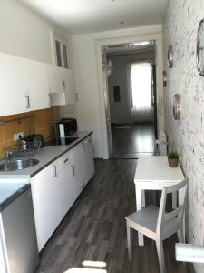Kuchyňa alebo kuchynka v ubytovaní Budget Apartment by Hi5-Kiraly 99