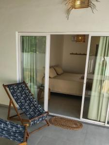 een kamer met een bed en een balkon bij Casa Duna - Family Friendly in São Miguel do Gostoso