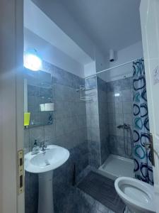 une salle de bains avec lavabo, douche et toilettes dans l'établissement Nikolaou Thomas House, à Parga 152 autres photos