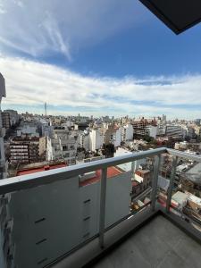 een balkon met uitzicht op een stad bij Apart Metropolitan in Buenos Aires