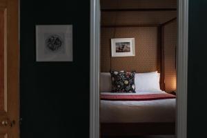 A bed or beds in a room at Alice's Cottages