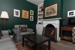 A television and/or entertainment centre at Alice's Cottages