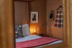 A bed or beds in a room at Alice's Cottages