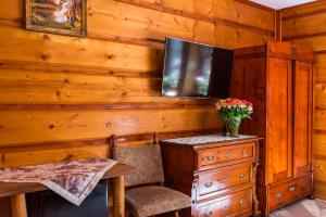 Telewizja i/lub zestaw kina domowego w obiekcie Willa Gazdówka - Pokoje gościnne