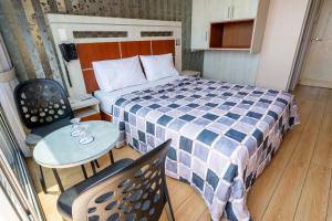 um quarto de hotel com uma cama, uma mesa e cadeiras em Quadrum em Lima mais 1 fotografia