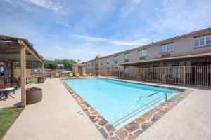 a swimming pool at a apartment complex at Best Western Plus Fredericksburg in Fredericksburg