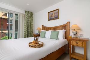 Ένα ή περισσότερα κρεβάτια σε δωμάτιο στο Luxury Apartment very close to Tolcarne Beach