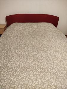 トゥズラにあるApartman Benjaminのベッド(上に白い掛け布団付)