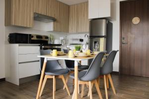 Una cocina con una mesa y sillas en una cocina. en Hábitat, en Estación Pamplona 14 fotos más
