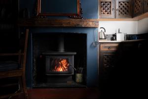 A kitchen or kitchenette at Alice's Cottages