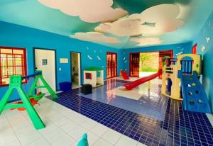 a room with a play room with a playground at Búzios Beach Resort in Búzios