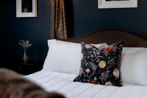 A bed or beds in a room at Alice's Cottages