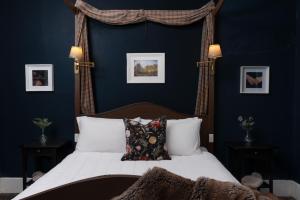 A bed or beds in a room at Alice's Cottages