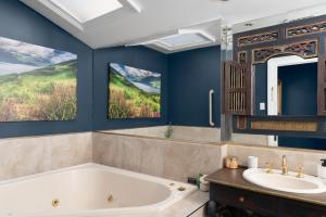 A bathroom at Alice's Cottages