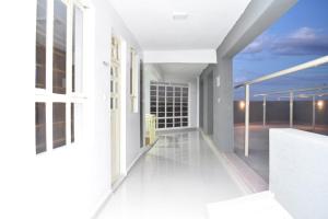 einen weißen Balkon mit Meerblick in der Unterkunft Cozy homes in ruiru, OJ in Gatunga