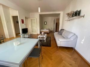 Μια τηλεόραση ή/και κέντρο ψυχαγωγίας στο Apartment 9 minutes from Lausanne Train statio