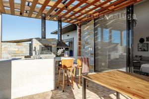 a kitchen with a counter and a table at Paraíso Serrano Banheira com Vista in Rancho Queimado