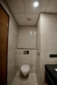un baño con inodoro y lavabo en BNB By Peace Pavillion, en Lucknow