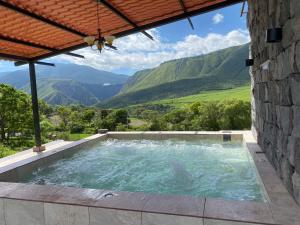 Finca la Magdalena ''Jacuzzi, naturaleza en la casona'' في Hacienda Conraquí: مسبح مطل على الجبال