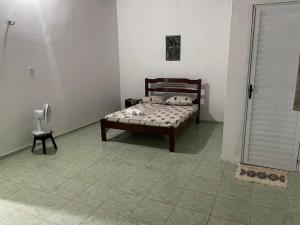 En eller flere senge i et værelse på Coqueiros Lounge