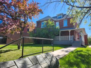 肯诺拉Stone House Kenora的前面有石墙的砖房