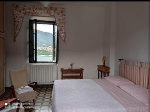 Ένα ή περισσότερα κρεβάτια σε δωμάτιο στο Casa De Sanctis Suite con doppia vista lago