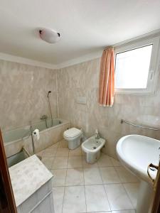 A bathroom at Villa Jone