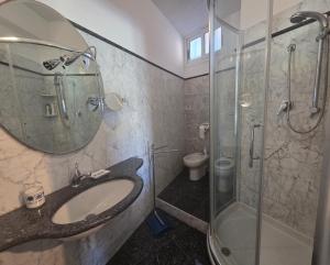 A bathroom at Villa Jone