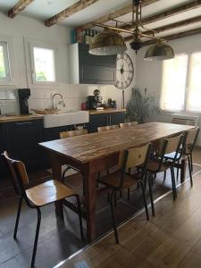 Η κουζίνα ή μικρή κουζίνα στο Maison vintage avec piscine +27 φωτογραφίες