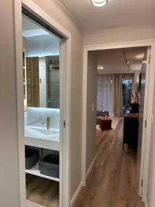 bagno con grande specchio e vasca di Getaway to Le Touquet - évasion au touquet a Le Touquet-Paris-Plage