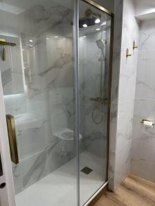 una doccia con una porta in vetro in un bagno di Getaway to Le Touquet - évasion au touquet a Le Touquet-Paris-Plage