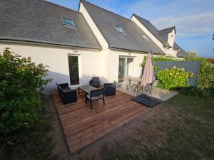 drewniany taras przed domem w obiekcie Maison près de la plage w mieście Lancieux +4 zdjęcia