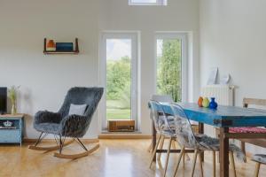 ein Esszimmer mit einem blauen Tisch und Stühlen in der Unterkunft Wilde Hilde in Endingen
