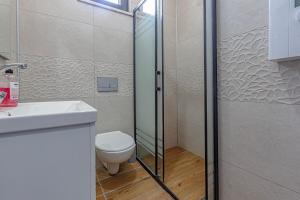 Phòng tắm tại NEAR BY THE LAND OF LEGENDs , PRİVATE POOL WİTH JAKUZZİ VİLLA MOON +33 ảnh