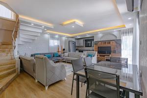 Nhà bếp/bếp nhỏ tại NEAR BY THE LAND OF LEGENDs , PRİVATE POOL WİTH JAKUZZİ VİLLA MOON