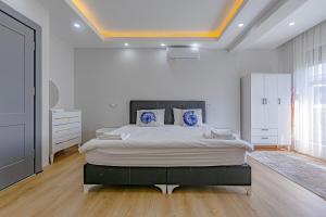 Giường trong phòng chung tại NEAR BY THE LAND OF LEGENDs , PRİVATE POOL WİTH JAKUZZİ VİLLA MOON