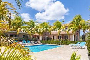 Piscina de la sau aproape de Nos Suerte Caribbean Beach resort