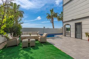 Ban công/sân hiên tại NEAR BY THE LAND OF LEGENDs , PRİVATE POOL WİTH JAKUZZİ VİLLA MOON