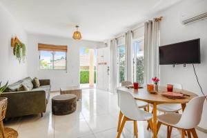 Un televizor și/sau centru de divertisment la Nos Suerte Caribbean Beach resort