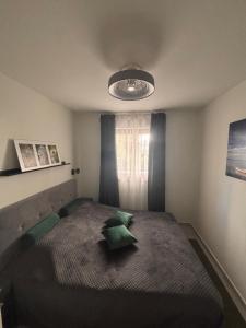 Ein Bett oder Betten in einem Zimmer der Unterkunft Apartmani Merica