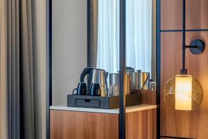 Příslušenství pro přípravu čaje a kávy v ubytování AC Hotel by Marriott Stockholm Ulriksdal